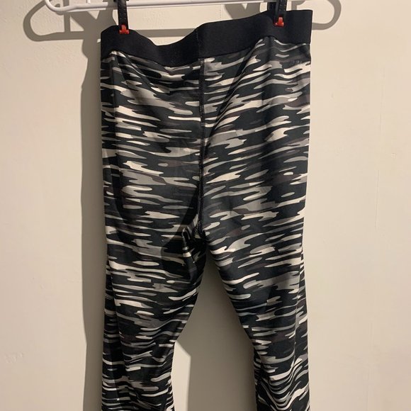 NIke Pro Dri-FIT Camo Crops - Picture 5 of 5